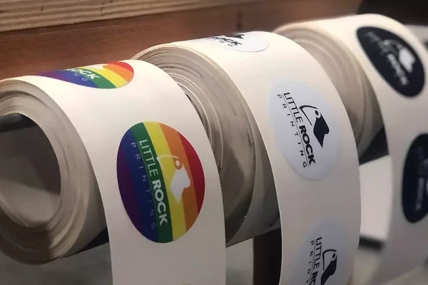 littlerock_blog_rolllabelsvsclearandcustomdiecutstickerswhatsbestforyourproducts2023_hero